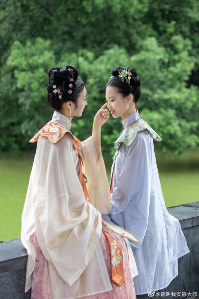 “芙蓉不及美人妆，水殿风来珠翠香”
神仙@小鱼爱吃冰- @陈喜悦耶
摄影@请叫我安静大叔
衣服@无贰集
#杭州约拍##知竹的女人绝不认输# ​​​