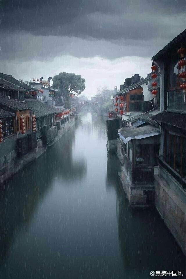 江南水，江路转平沙。雨霁高烟收素练，风晴细浪吐寒花。迢递送星槎