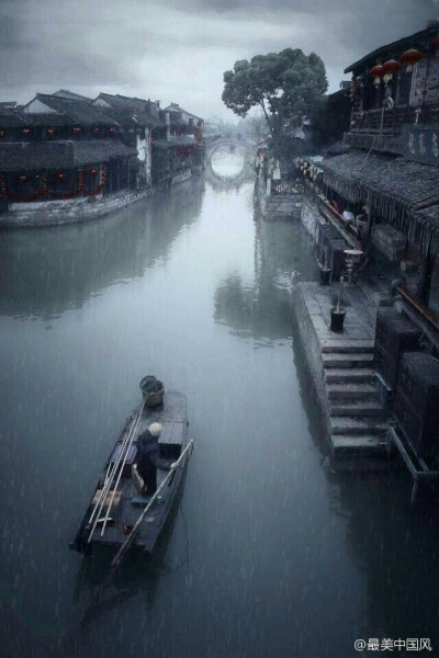 江南水，江路转平沙。雨霁高烟收素练，风晴细浪吐寒花。迢递送星槎