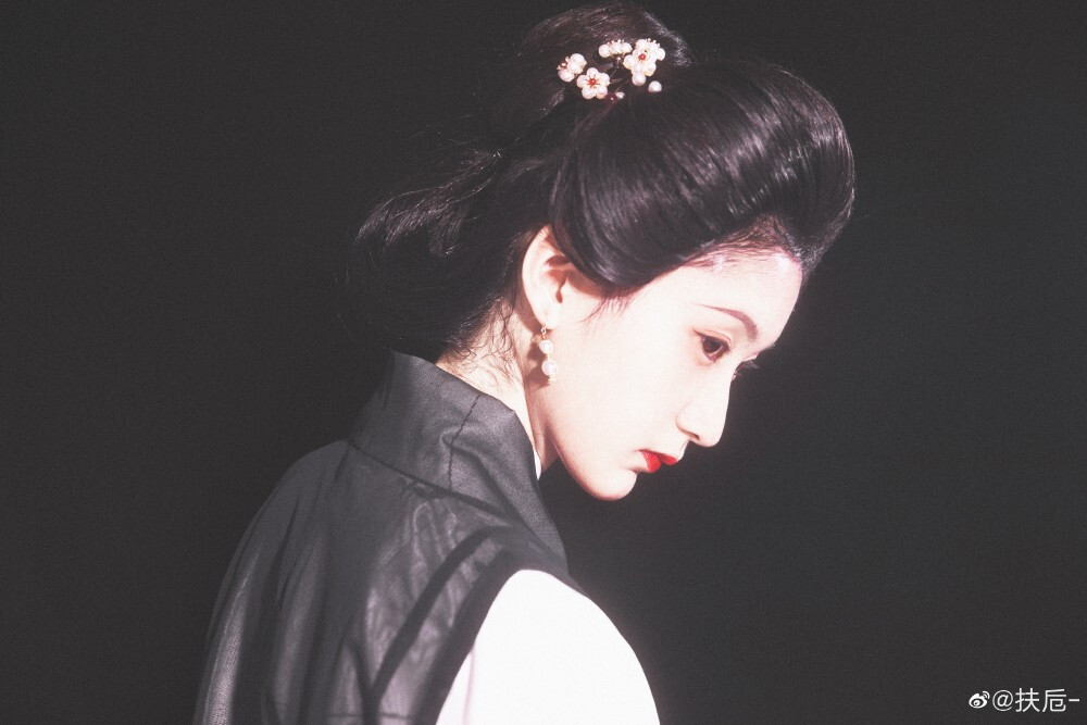 #生而如诗#
【 晚 明 女 子 】
“ 愿 逐 月 华 流 照 君 。 ”
出镜@荷里寒
摄影@扶卮-
妆造@山有木兮_Ivy
感谢原画授权@狐周周
第一次尝试用这种仿画的感觉，不足之处请多指教～
p1的幅巾是@涵淡-小月亮 做的～小梅花耳坠和p4的梅花发簪是佳佳@当阳光照进猪圈 做的！还有木兮的绝美妆造和晓寒得神仙颜值，希望你们喜欢呀
顺便：晚明真的太有传统美感了！我好爱！！！！