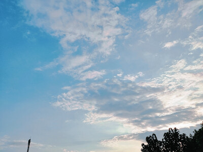 向往一片蓝天白云
不惹尘埃世俗 ​​​