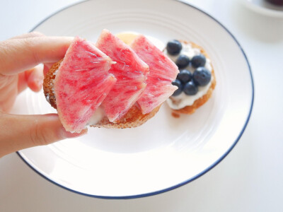 早安❤️
今天吃三种口味的法棍：桃子、水煮蛋和蓝莓口味。
每一种口味都厚涂了一层老酸奶，
经过无心的比较，
发现桃子+老酸奶+法棍的组合不错，
蓝莓的也不赖，
水煮蛋的很经典，
好吧，
是都很好吃啦～
…