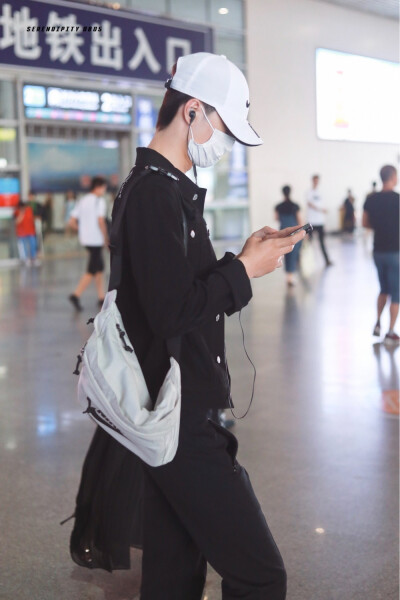 180730 贵阳-长沙 @UNIQ-王一博 cr:logo