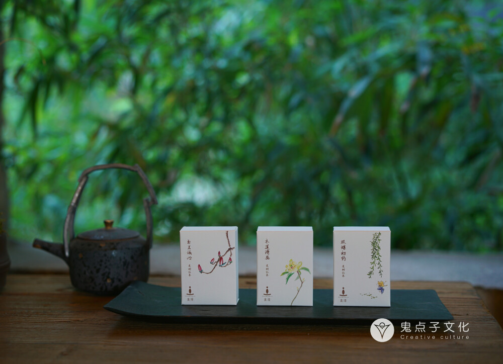 具有特色的茶叶包装设计不仅能够提升品牌形象，更加能够传承茶品文化。
该组茶叶包装封面采用清新简约包装，中央的品牌主题类似书法体，仿若一位典雅君子。该款马头岩肉桂茶包装设计，干净整洁纯粹，采用水墨工笔画的形式，渲染出古风意境，给用户一种安静温雅的视觉享受。色彩选用象牙白色调，相互映衬，空灵素雅。