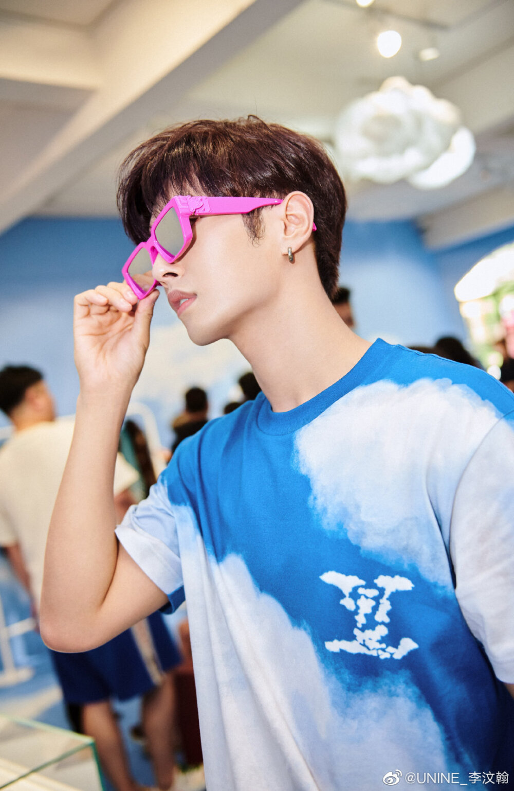 汶翰更博喜欢路易威登的蓝天白云仿佛带我回到了如梦如幻的年少时代