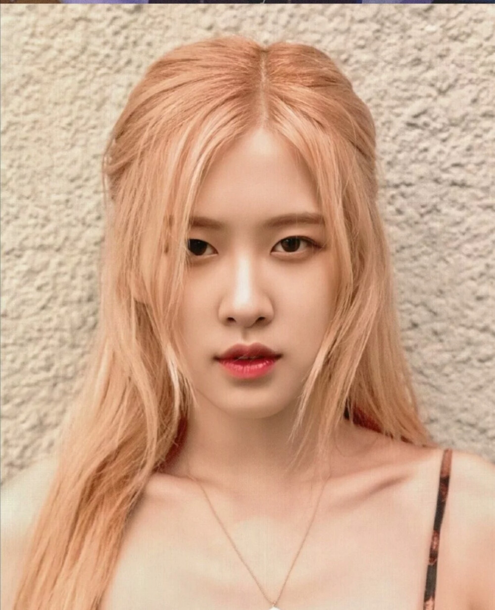 rosé—朴彩英“我的玫瑰与枪，随时为Rosé女士待命” 