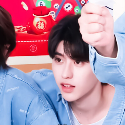 ¤蔡徐坤
原截：扯扯裙边