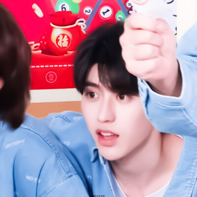 ¤蔡徐坤
原截：扯扯裙边