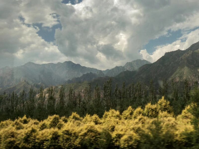 油画般的大青山