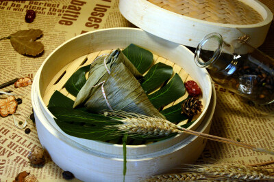 粽子 端午节 煮熟的 食物 食品 美味 甜的 中国食品 传统节日 中国节日 中国传统文化 中国传统美食 屈原 黏 软 江米 三角形 包装 叶子 竹叶 苇叶 静物 绿色 青色 糯米 蒸屉 报纸 字母 麦穗 枣 大枣 红枣 干枣 咖啡豆…