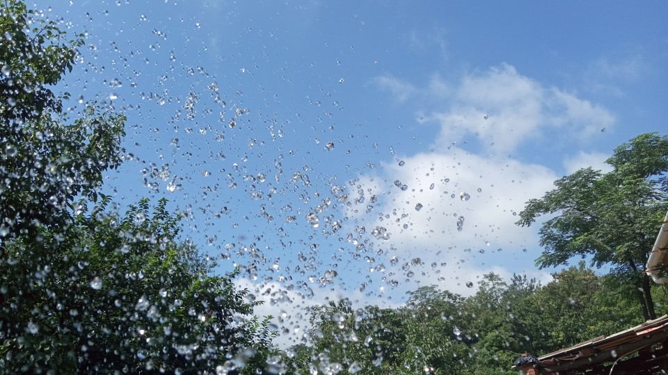 心情不好的时候，抬起头，看一看天，很纯净，
唯有灿烂的笑容了