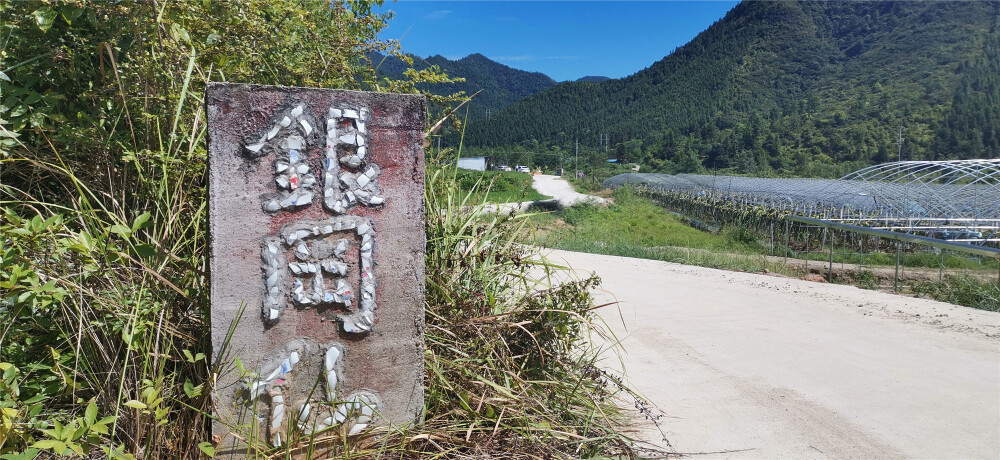 7月31日，来到位于井冈山市新城镇排头村内的银冈仙，风光美不胜收。青山、白云、稻田、房屋，构成了一幅幅美丽的山水画。银冈仙为原宁冈县八大古景之一，上面既有古色书香的龙潭书院，也有清澈见底的龙潭洞泉，更有代代相传的红色故事。(摄/肖勇)