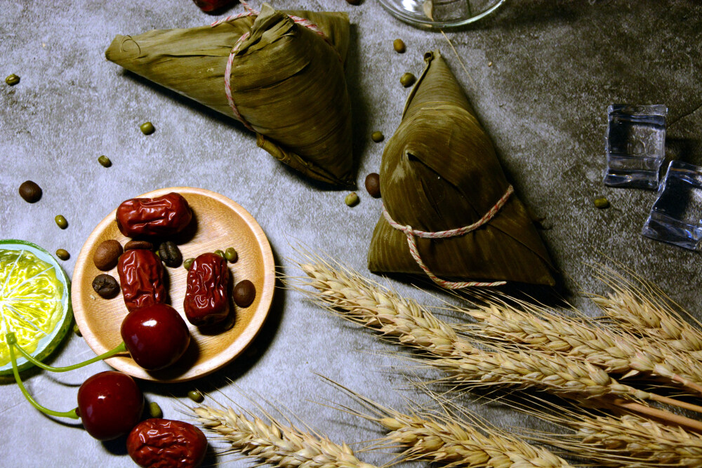 粽子 端午节 煮熟的 食物 食品 美味 甜的 中国食品 传统节日 中国节日 中国传统文化 中国传统美食 屈原 黏 软 江米 三角形 包装 叶子 竹叶 苇叶 静物 绿色 青色 糯米 枣 大枣 红枣 干枣 红色 滋补 绿豆 豆类 杂粮 咖啡豆 饮品 热饮 香醇 木托盘 筷子 中国餐具 麦穗 小麦 柠檬切片 酸 冰块 凉 红辣椒 辣 刺激
