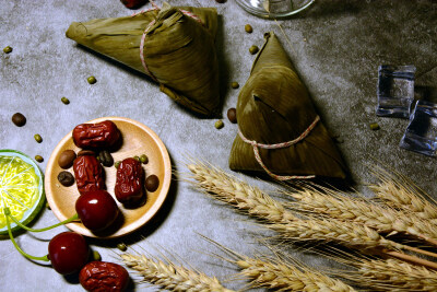 粽子 端午节 煮熟的 食物 食品 美味 甜的 中国食品 传统节日 中国节日 中国传统文化 中国传统美食 屈原 黏 软 江米 三角形 包装 叶子 竹叶 苇叶 静物 绿色 青色 糯米 枣 大枣 红枣 干枣 红色 滋补 绿豆 豆类 杂粮 …