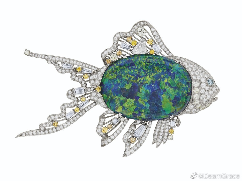 7月29日，Christie‘s 在纽约举行「Magnificent Jewels」珠宝春拍，呈现超过260件单品。本场最大亮点是一件镶有115.83ct水滴形钻石的铂金项链，最终以629.05万美元的价格落锤，成为本场成交价最高的拍品。 ​​​