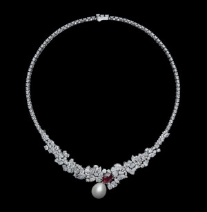 Tie & Dior 白金项链，by Dior
镶嵌一颗水滴形珍珠和一颗椭圆形切割红宝石，点缀榄尖形和圆形切割钻石。