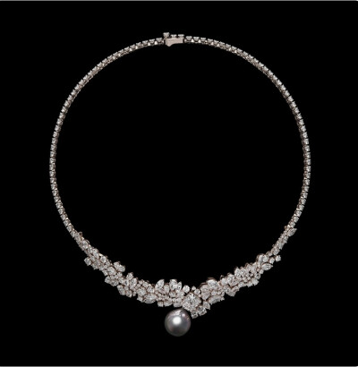 Tie & Dior 玫瑰金项链，by Dior
主石为一颗灰色珍珠，点缀榄尖形和圆形切割钻石。