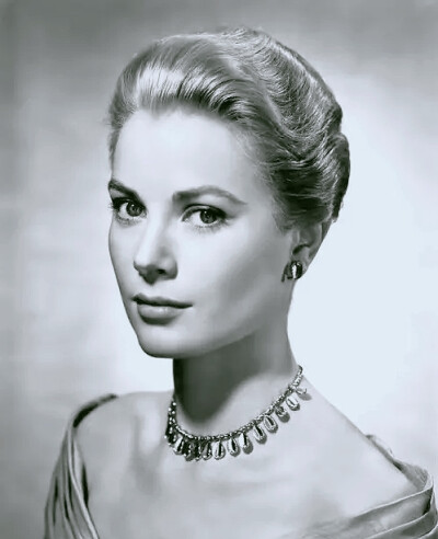 格蕾丝·凯利（Grace Kelly，1929年11月12日―1982年9月14日），出生于费城，美国影视演员，前摩纳哥王妃。长相端庄大气，仪态比大多数贵圈人还好。