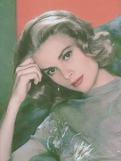 格蕾丝·凯利（Grace Kelly，1929年11月12日―1982年9月14日），出生于费城，美国影视演员，前摩纳哥王妃。长相端庄大气，仪态比大多数贵圈人还好。