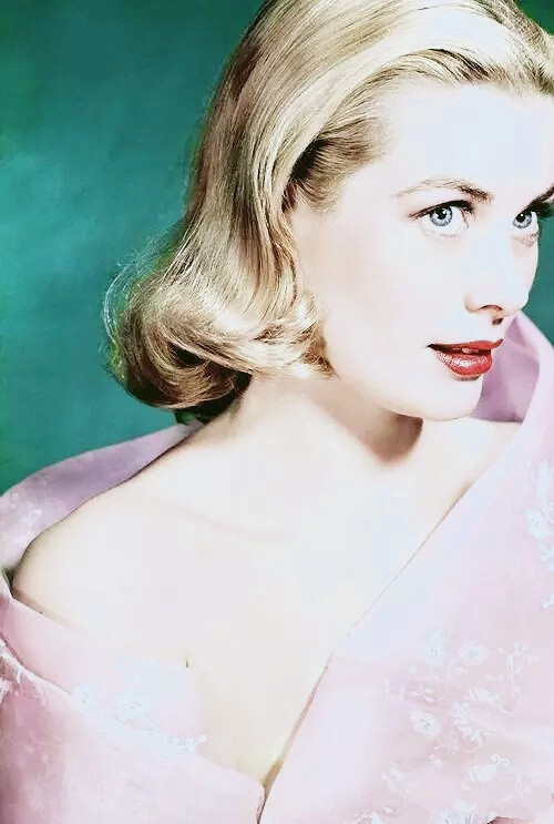 格蕾丝·凯利（Grace Kelly，1929年11月12日―1982年9月14日），出生于费城，美国影视演员，前摩纳哥王妃。长相端庄大气，仪态比大多数贵圈人还好。