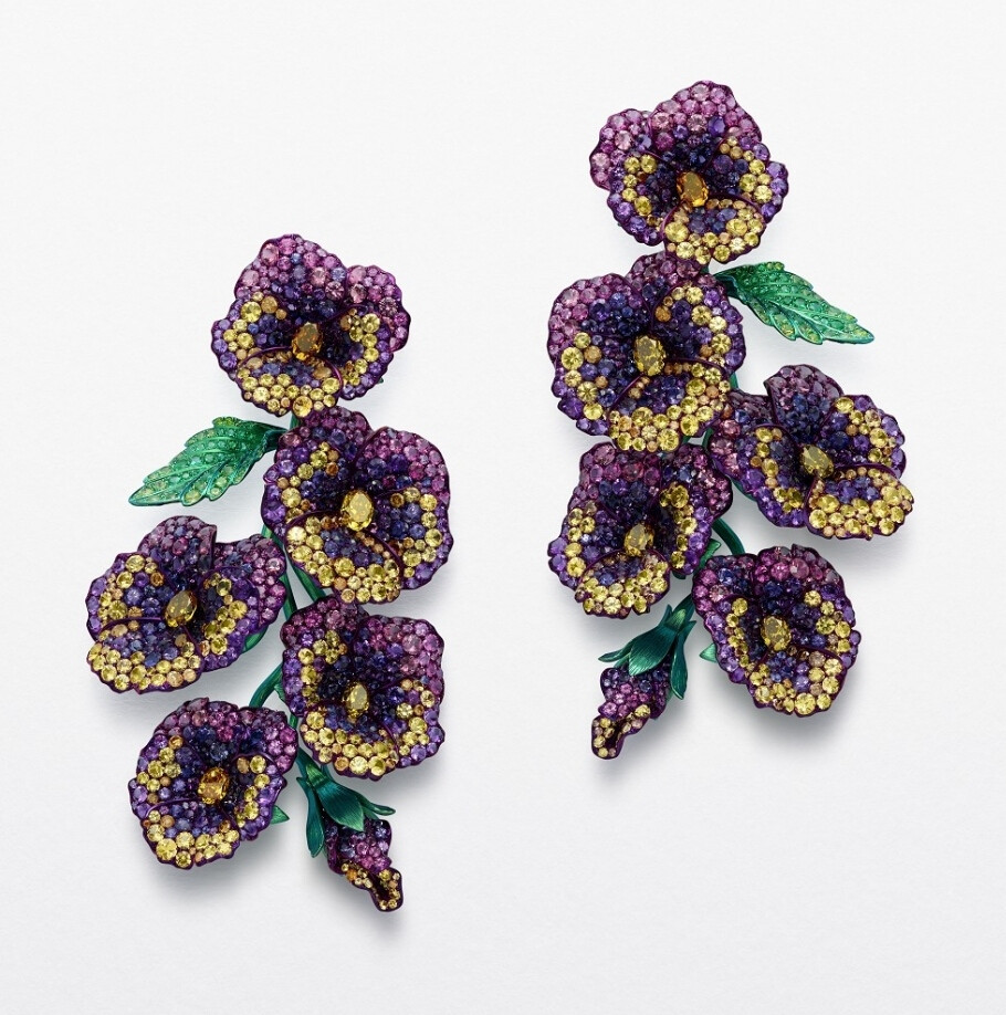 Pansy 钛金属耳坠，by Chopard
镶嵌总重30.8ct的圆形切割紫色蓝宝石，总重14.8ct的圆形切割黄色蓝宝石，总重19.8ct的橄榄石，总重8.3ct的黄钻，总重6.3ct的紫水晶，点缀沙弗莱石。