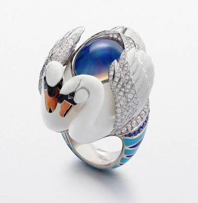 Swan 白金戒指，by Chopard
主石为一颗9.1ct的墨西哥白欧泊，点缀圆形切割蓝宝石和钻石，天鹅造型由陶瓷制作。