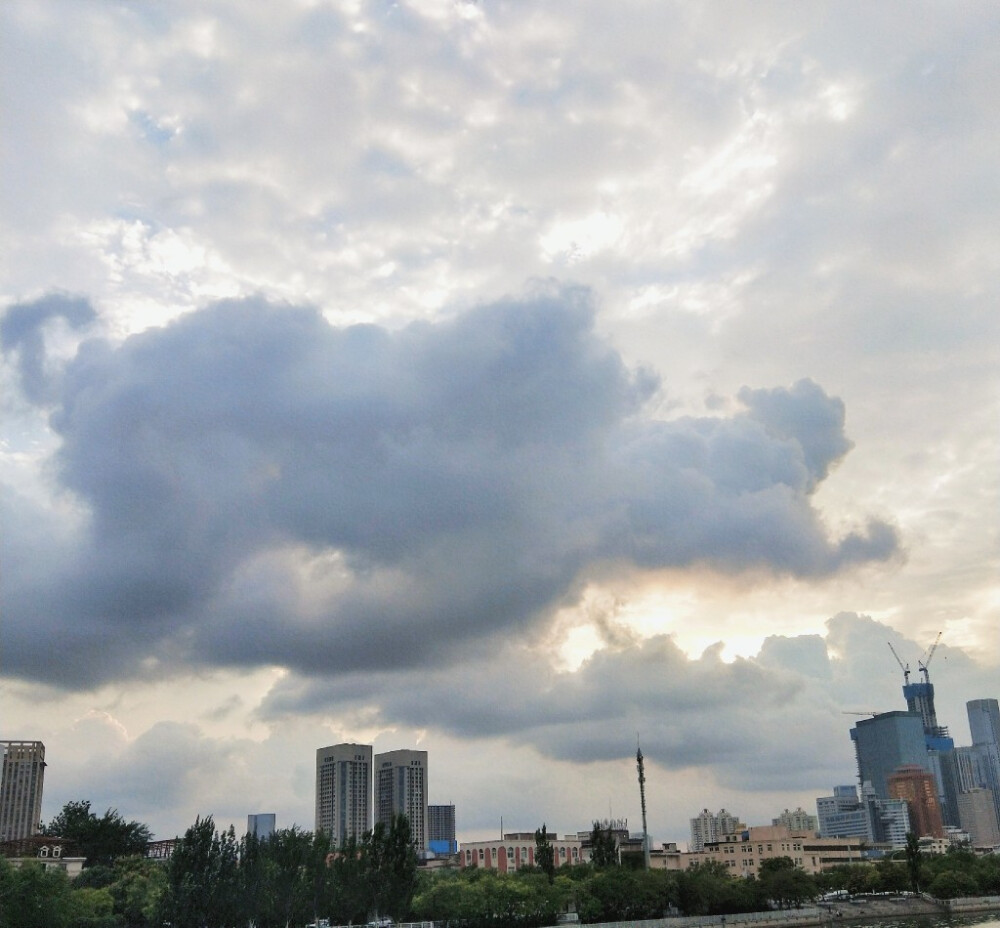 I Wandered Lonely As A Cloud.
我孤独地漫游，像一朵云。