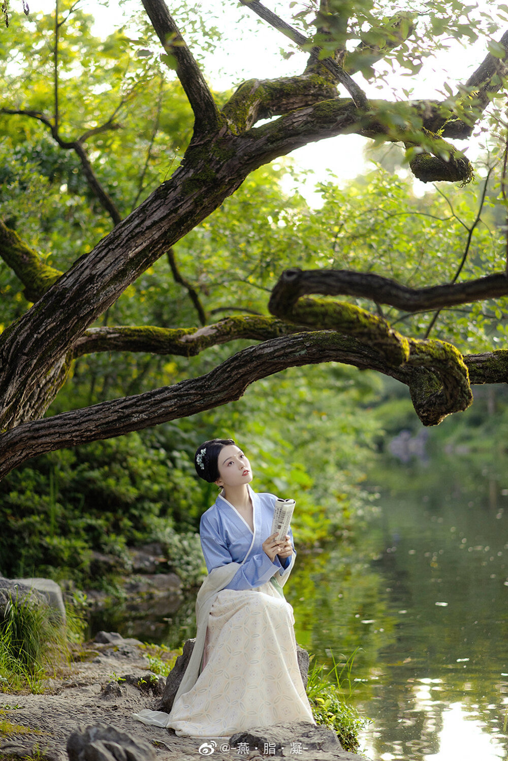 “喜欢月亮吗？”
“...喜欢。”
“现在，月亮是你的了。”
出境@范优优呀 &摄影@-燕·脂·凝-
兄弟|@请叫我安静大叔
妆造|@W解影
汉服|@花间赋传统服饰
#厦门约拍##杭州约拍##福州约拍##汉服# ​​​