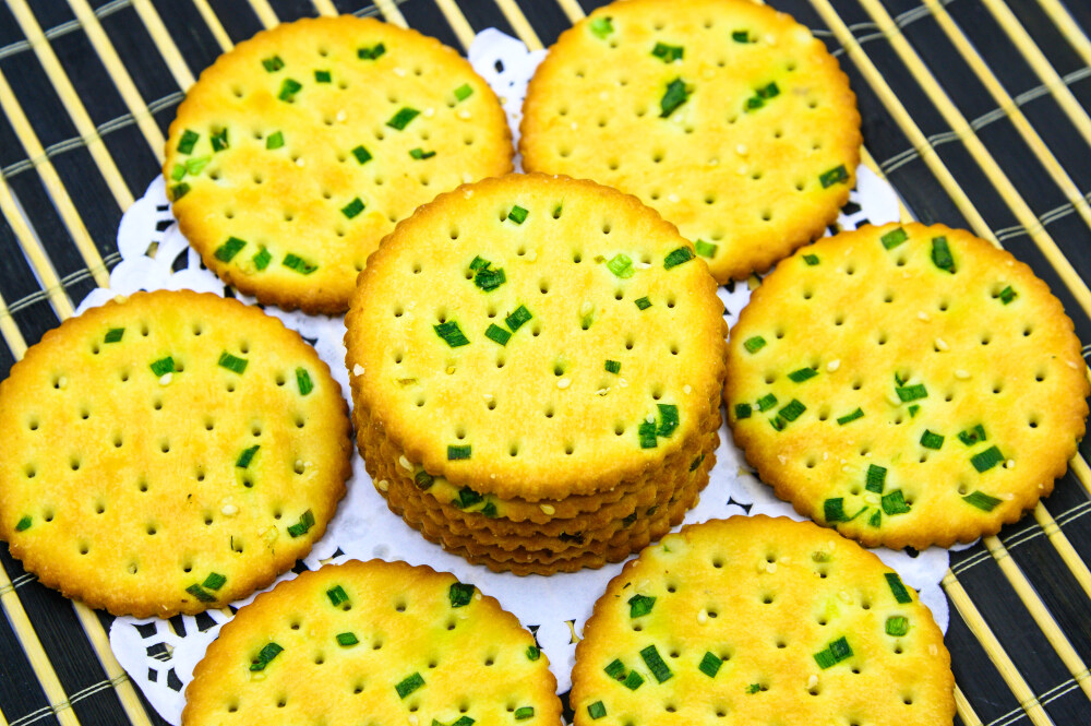 葱油饼干 葱 葱花 大葱 食用油 植物油 饼干 蛋 鸡蛋 卵 小麦 白面 蒸 熟的 甜点 糕点 点心 面点 蜂蜜 甜蜜 分享 烤 烘焙 食物 食品 美食 美味 膳食 饮食 竹垫 垫子 黄黑相间 黄黑条 黄色 装饰 白色背景 吃 中国传统糕点 传统食品 甜的 营养 面食 排列 圆形 零食 零嘴 小吃
