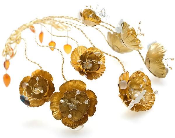 The Golden Poppies Tiara 金罂粟头冠，可能是全世界造型最独特的头冠之一，它属于丹麦女王玛格丽特，1976年由丹麦艺术家Arje Griegst创作，主体材质是21k黄金，每朵罂粟花的内部都有巴洛克式的珍珠和4个镶有钻石的雄蕊。它们可以从头饰上拆下来，独立佩戴，蛮考验造型师搭配功力的… ​​​