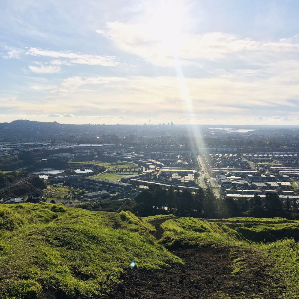 风景 草地 蓝天白云 城镇 阳光