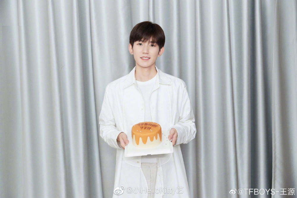 “大家好 我们是TFBOYS”
“我们 明年见”
期待今年的你们:
星星眼王源
梨涡易烊千玺
虎牙王俊凯