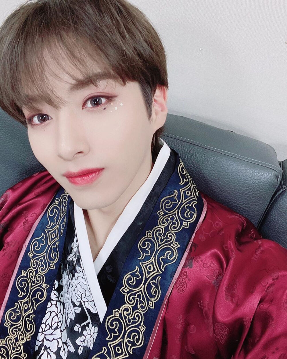 ONEUS 孙东柱/XION
cr.official_oneus