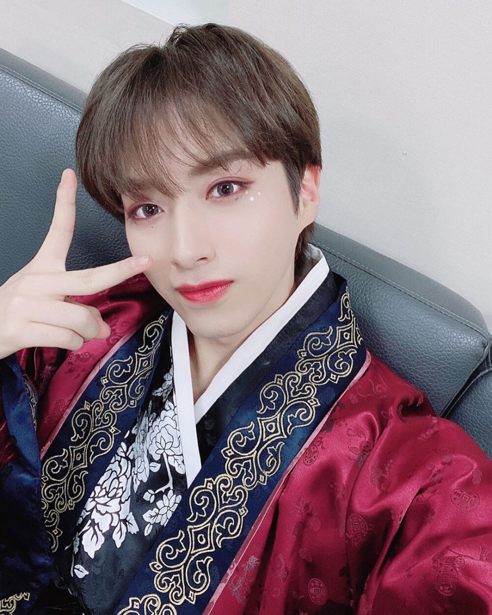 ONEUS 孙东柱/XION
cr.official_oneus