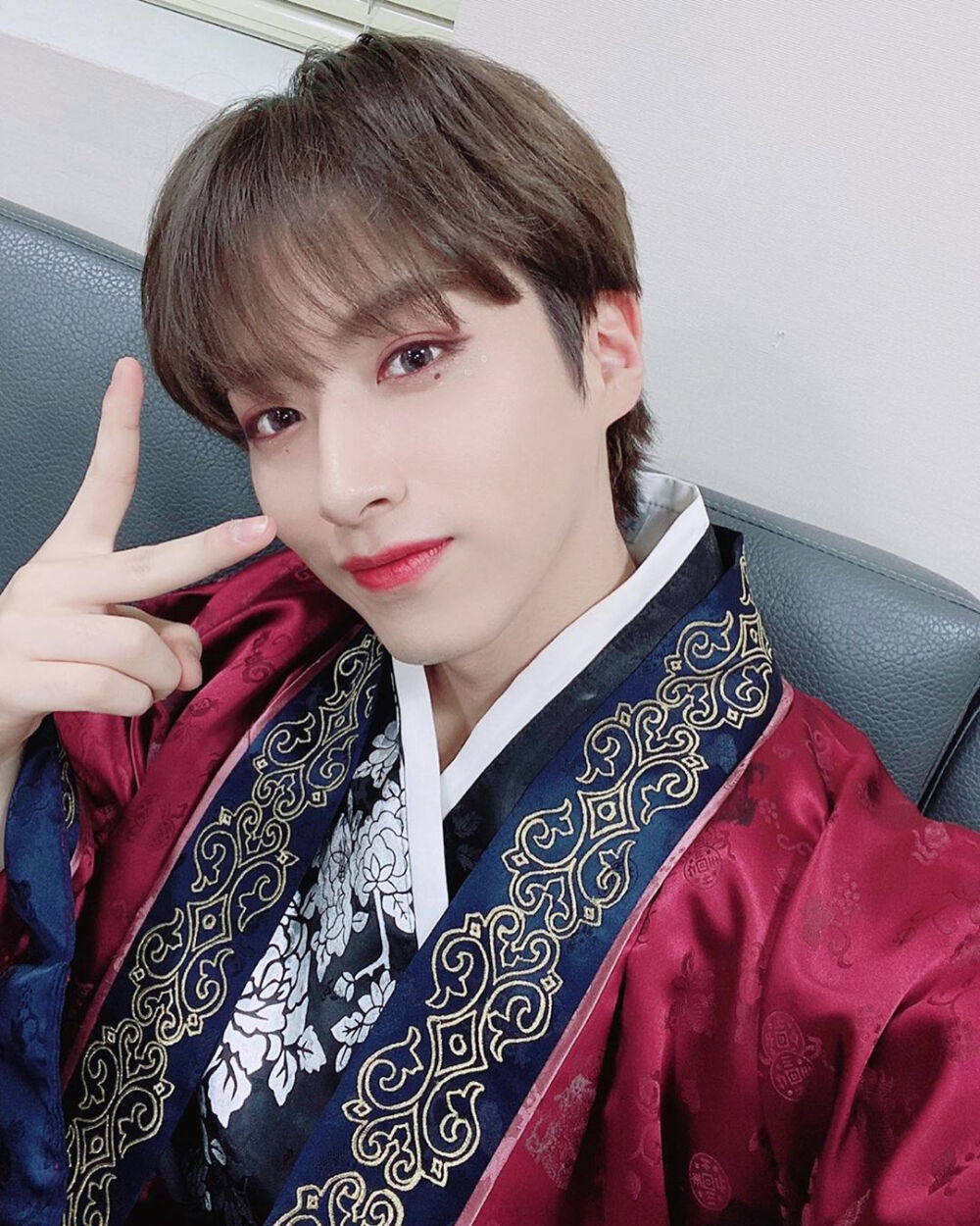 ONEUS 孙东柱/XION
cr.official_oneus