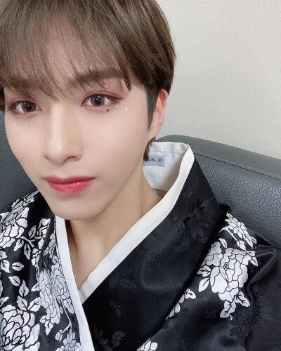 ONEUS 孙东柱/XION
cr.official_oneus