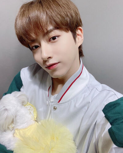 ONEUS 孙东柱/XION
cr.official_oneus