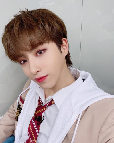 ONEUS 孙东柱/XION
cr.official_oneus