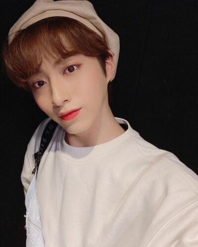 ONEUS 孙东柱/XION
cr.official_oneus