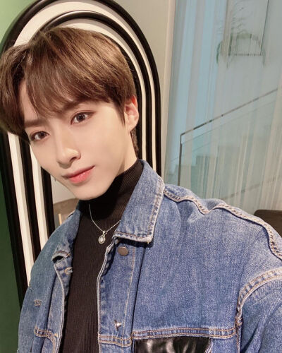 ONEUS 孙东柱/XION
cr.official_oneus