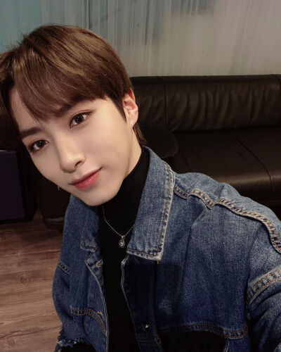 ONEUS 孙东柱/XION
cr.official_oneus