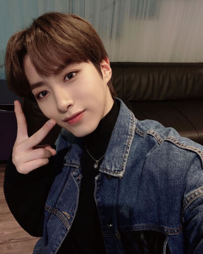 ONEUS 孙东柱/XION
cr.official_oneus