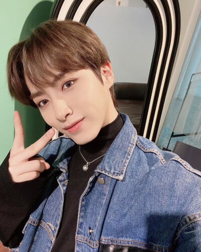 ONEUS 孙东柱/XION
cr.official_oneus