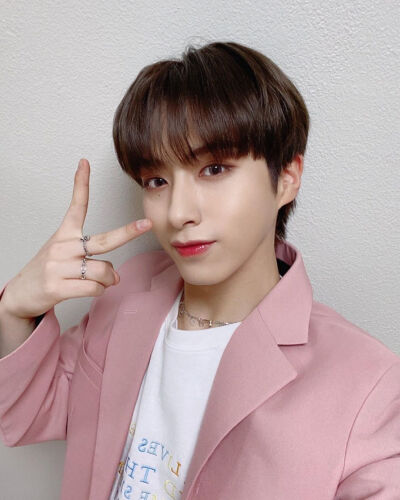 ONEUS 孙东柱/XION
cr.official_oneus