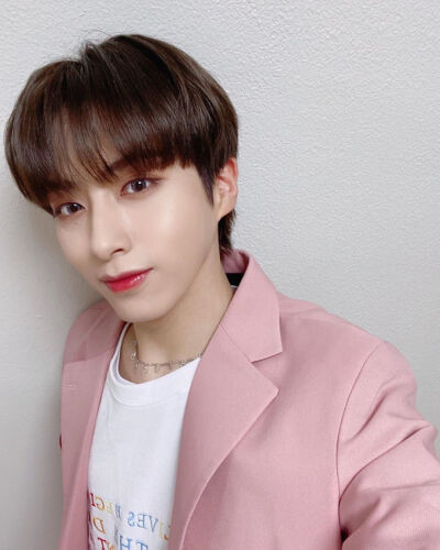 ONEUS 孙东柱/XION
cr.official_oneus