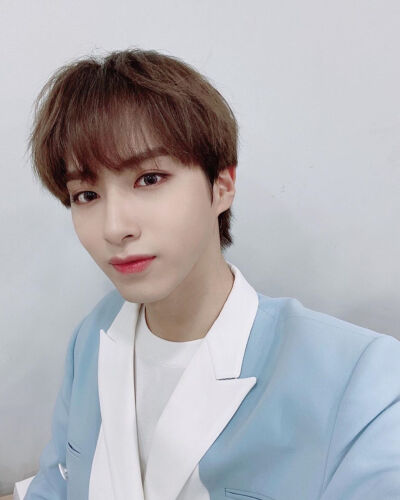 ONEUS 孙东柱/XION
cr.official_oneus