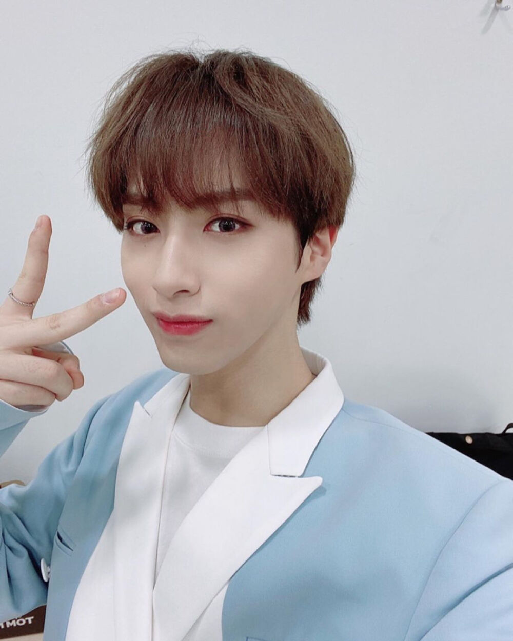 ONEUS 孙东柱/XION
cr.official_oneus