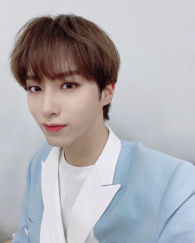 ONEUS 孙东柱/XION
cr.official_oneus