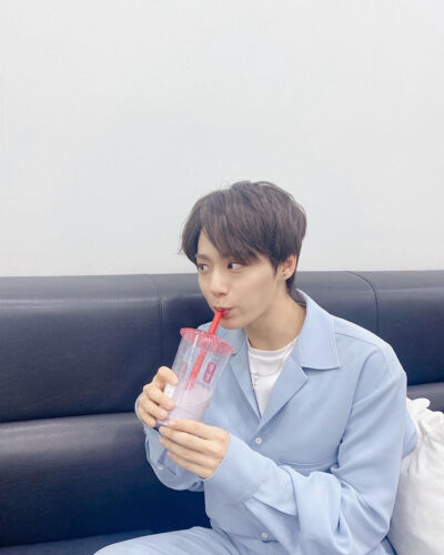 ONEUS 吕焕雄/HWAN WOONG
cr.official_oneus