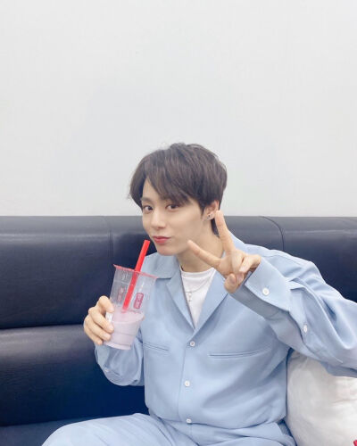 ONEUS 吕焕雄/HWAN WOONG
cr.official_oneus